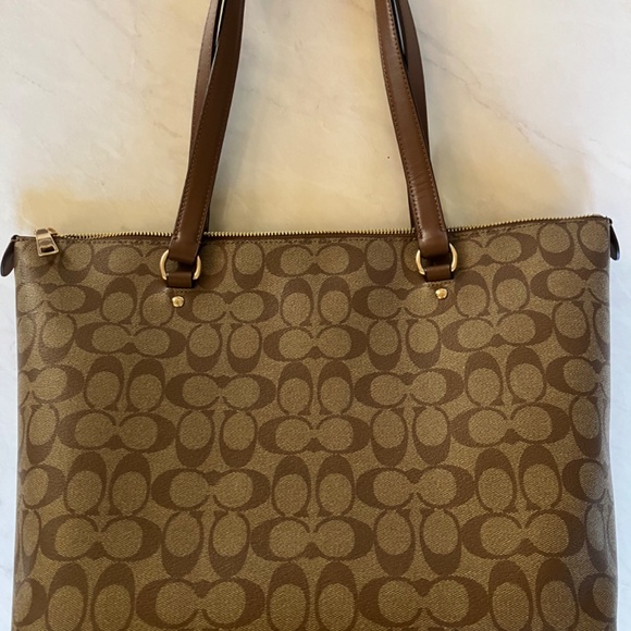 Coach Gallery Tote in Signature Logo - Picture 2 of 8